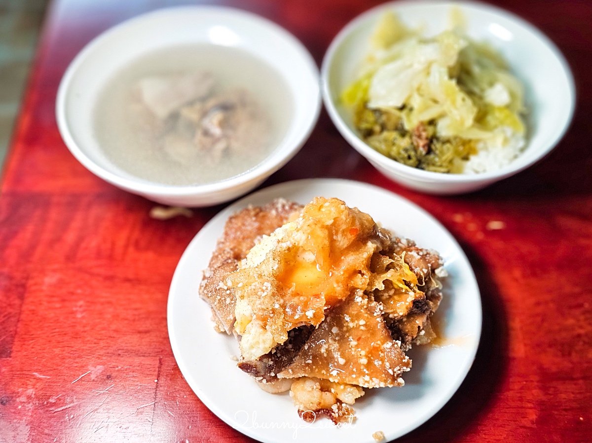 基隆美食「天天鮮排骨飯」孝三路藏身小巷的超人氣排隊排骨蝦仁飯，油香四溢超誘人 @兔兒毛毛姊妹花