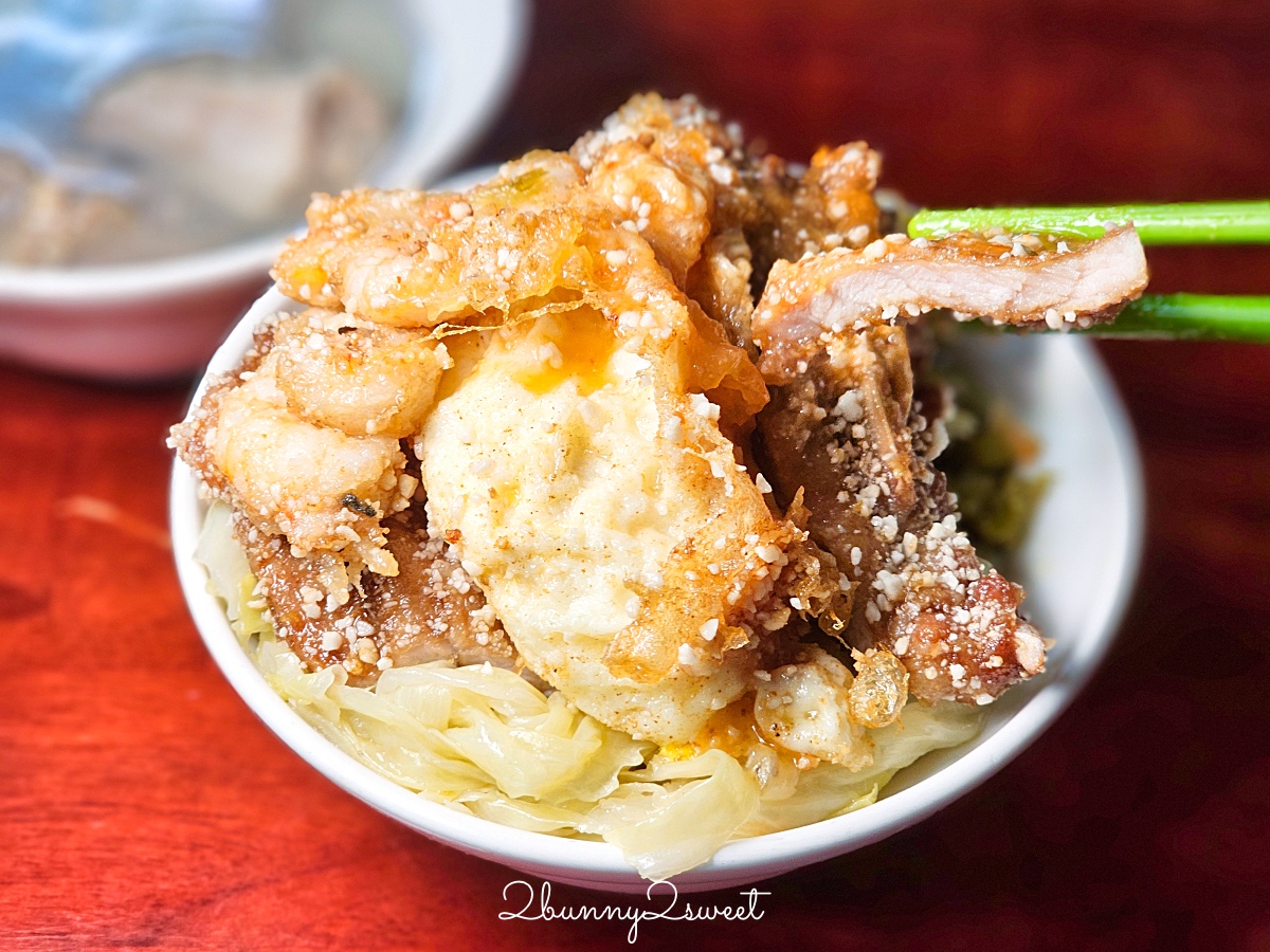 基隆美食「天天鮮排骨飯」孝三路藏身小巷的超人氣排隊排骨蝦仁飯，油香四溢超誘人 @兔兒毛毛姊妹花