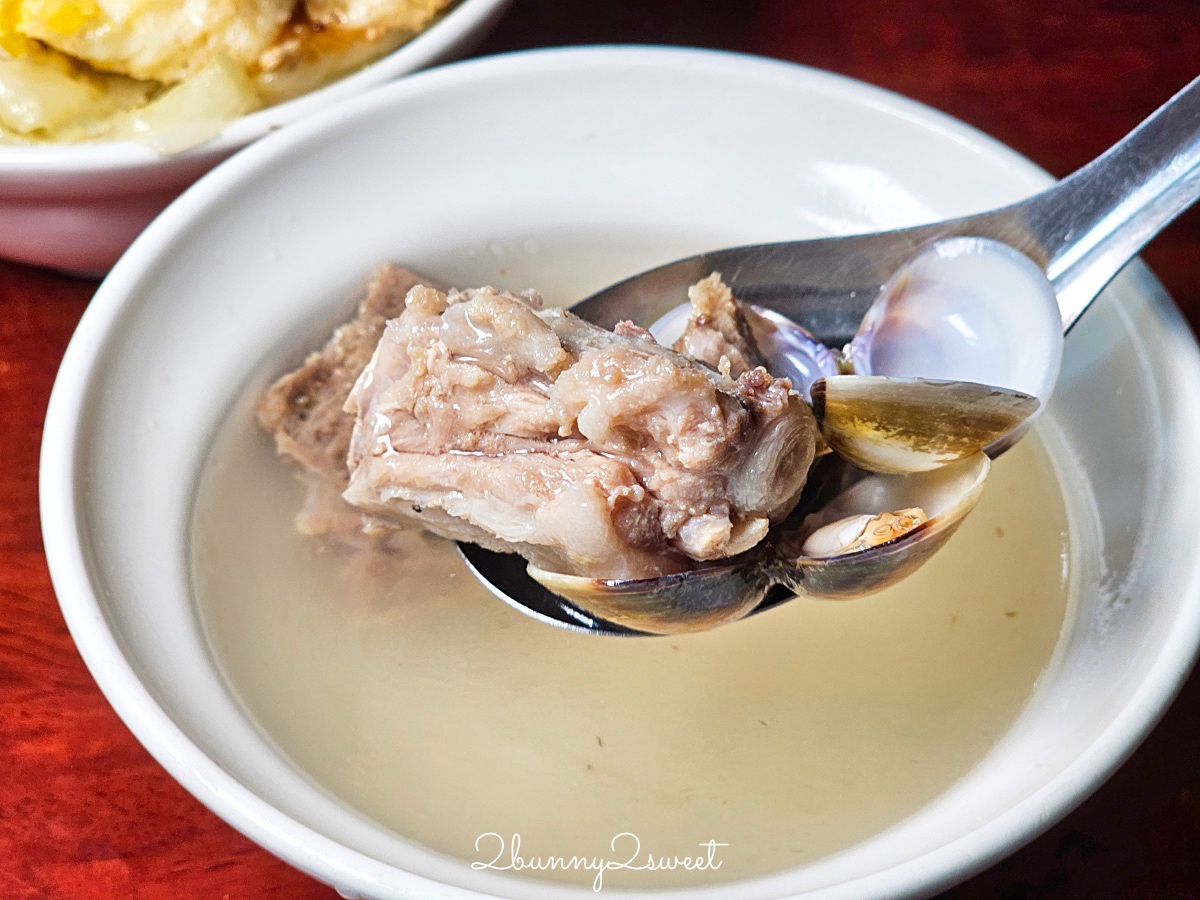 基隆美食「天天鮮排骨飯」孝三路藏身小巷的超人氣排隊排骨蝦仁飯，油香四溢超誘人 @兔兒毛毛姊妹花