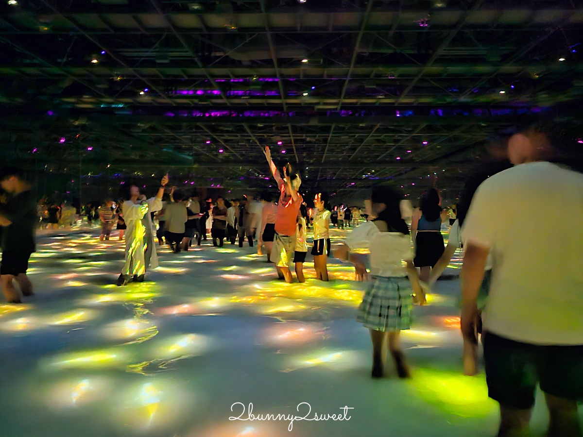 東京景點「豐洲 teamLab Planets」沈浸式光影美術館，水池中花叢裡拍夢幻美照｜teamLab穿搭建議 @兔兒毛毛姊妹花