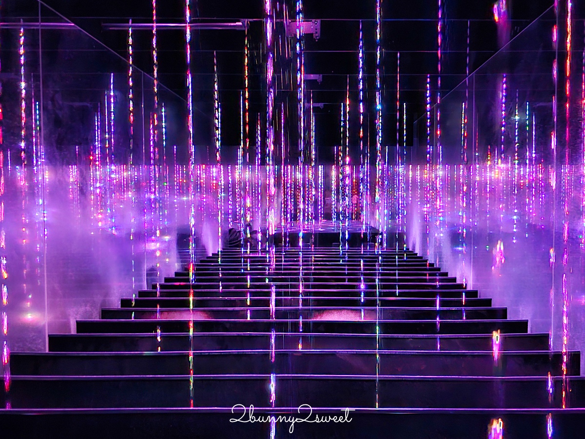 東京絕美打卡景點「豐洲 teamLab Planets」沈浸式光影美術館，水池中花叢裡拍夢幻美照 @兔兒毛毛姊妹花