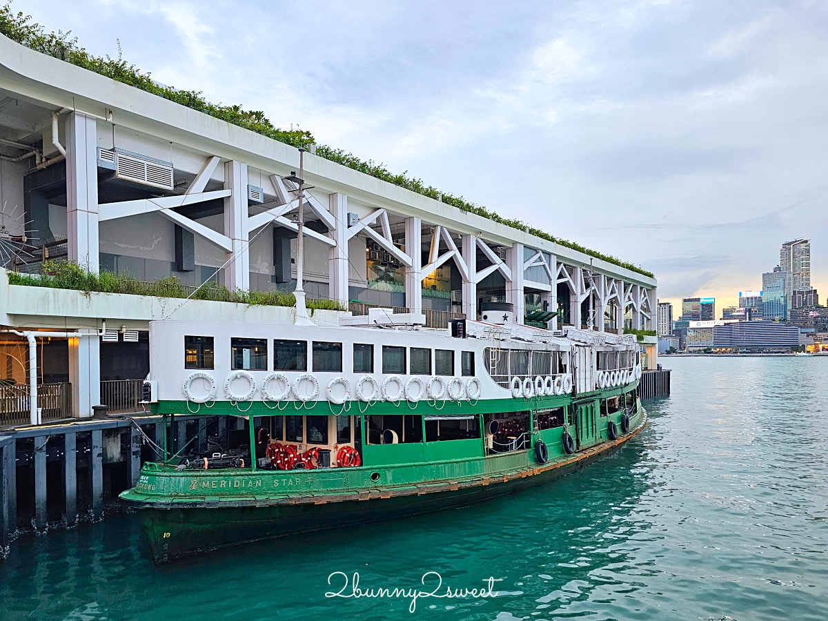 香港必搭「天星小輪」往返尖沙咀與港島，最便宜海上欣賞維多利亞港夜景方式 @兔兒毛毛姊妹花