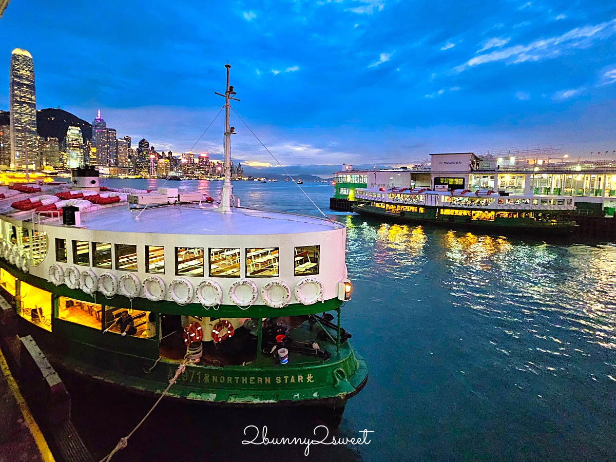 香港必搭「天星小輪」往返尖沙咀與港島，最便宜海上欣賞維多利亞港夜景方式 @兔兒毛毛姊妹花