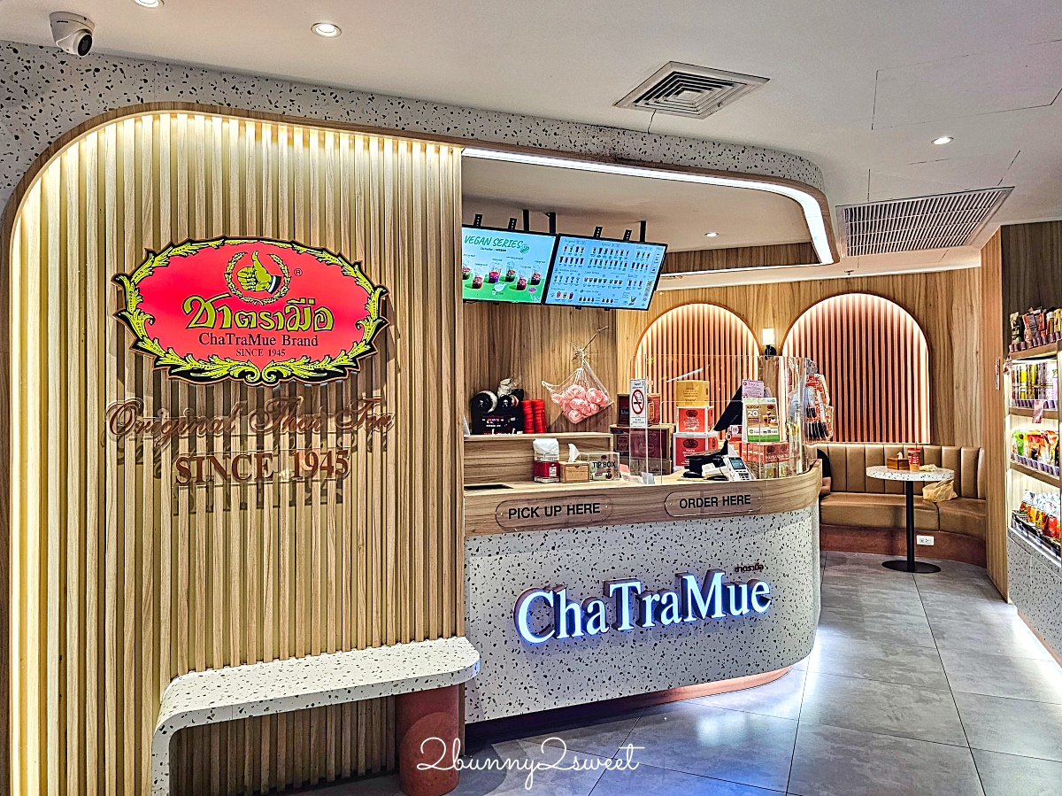 曼谷美食「ChaTraMue Silom Edge」24小時手標泰奶分店，網美內用空間、手標周邊商品 @兔兒毛毛姊妹花