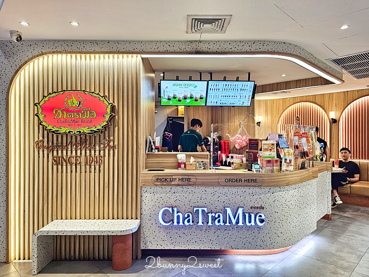 曼谷美食「ChaTraMue Silom Edge」24小時手標泰奶分店，網美內用空間、手標周邊商品 @兔兒毛毛姊妹花