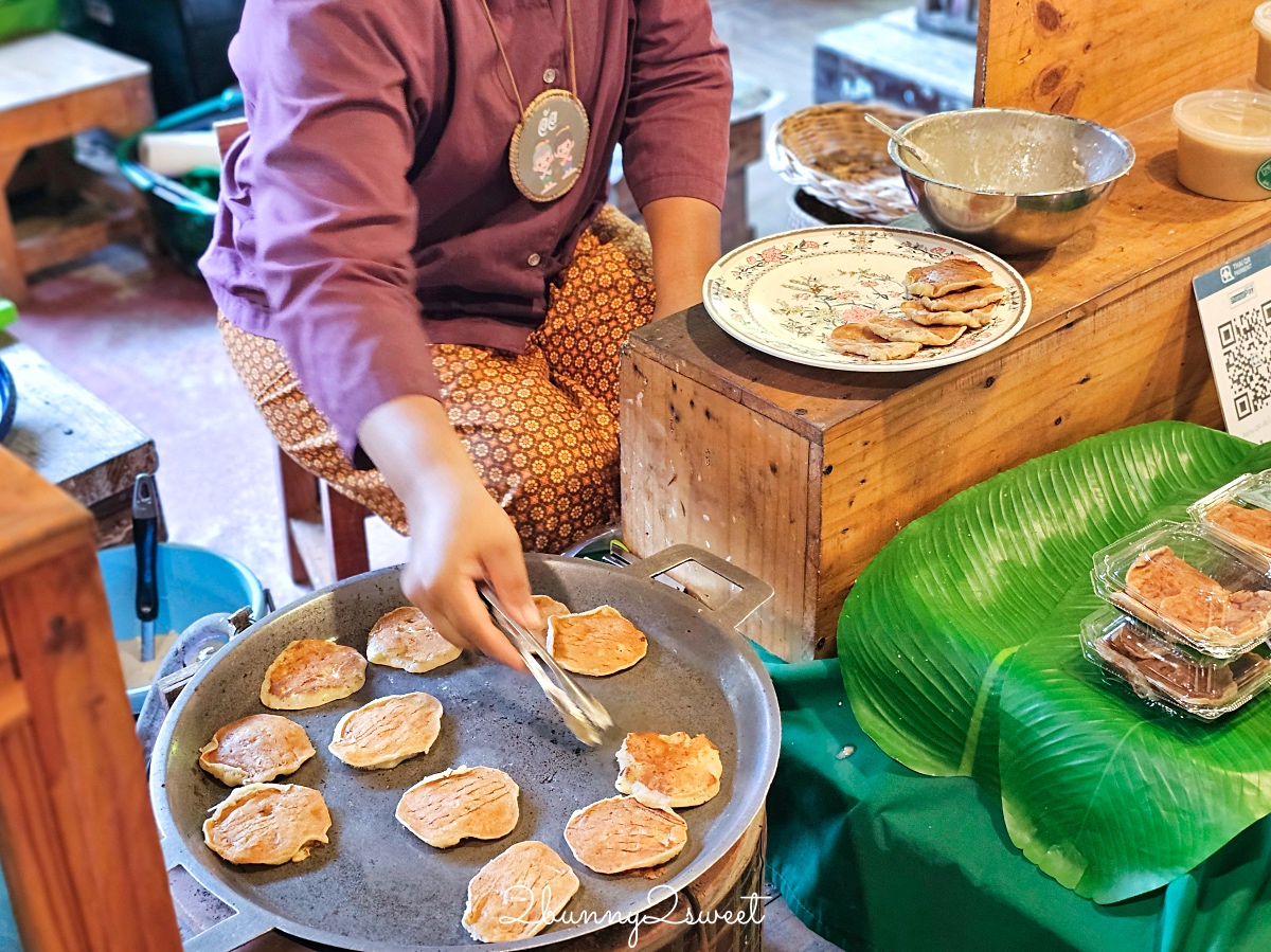 泰國大城景點「彎腰市集」歡樂有人情味的可愛市集，品嚐大城王朝宮廷甜點、在地小吃 @兔兒毛毛姊妹花