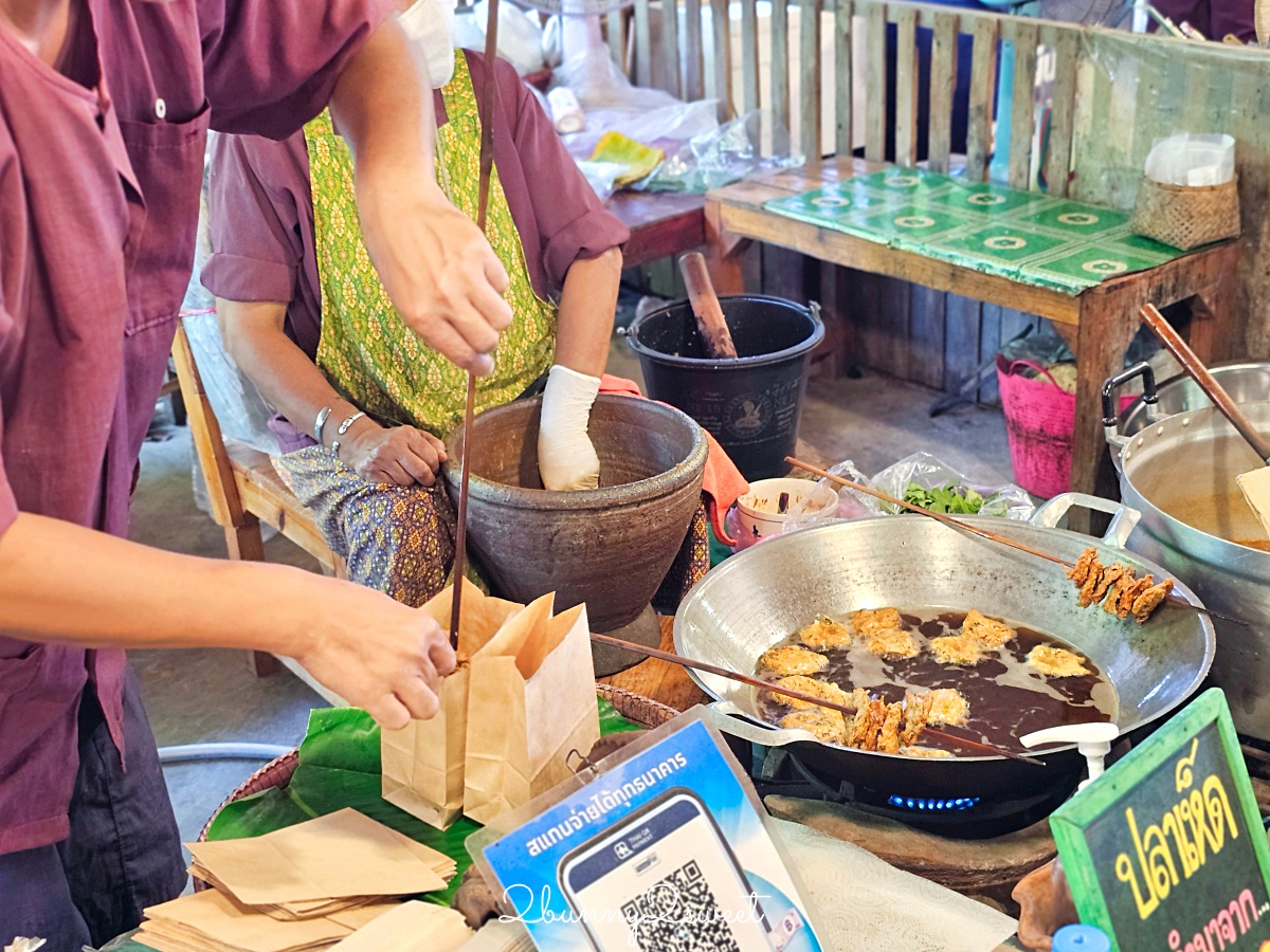 泰國大城景點「彎腰市集」歡樂有人情味的可愛市集，品嚐大城王朝宮廷甜點、在地小吃 @兔兒毛毛姊妹花