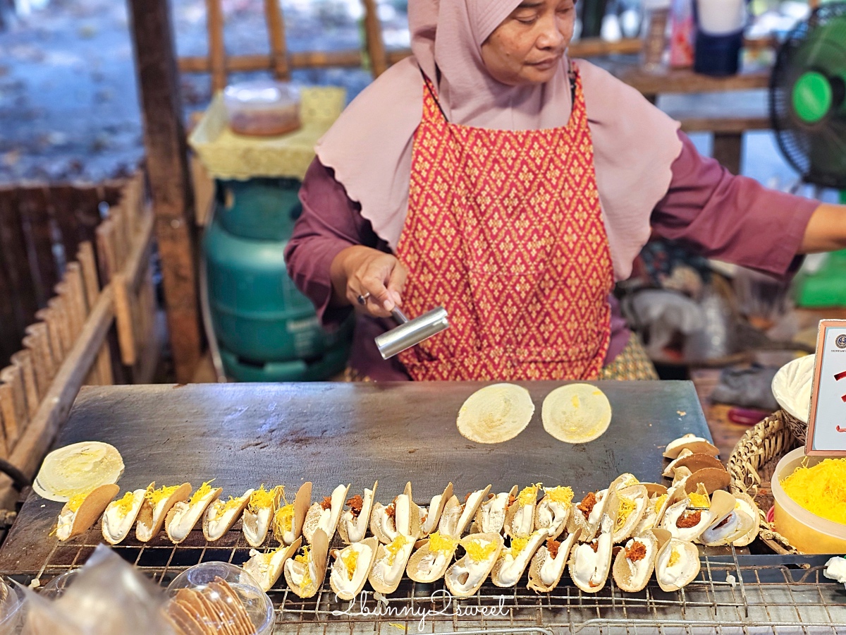 泰國大城景點「彎腰市集」歡樂有人情味的可愛市集，品嚐大城王朝宮廷甜點、在地小吃 @兔兒毛毛姊妹花