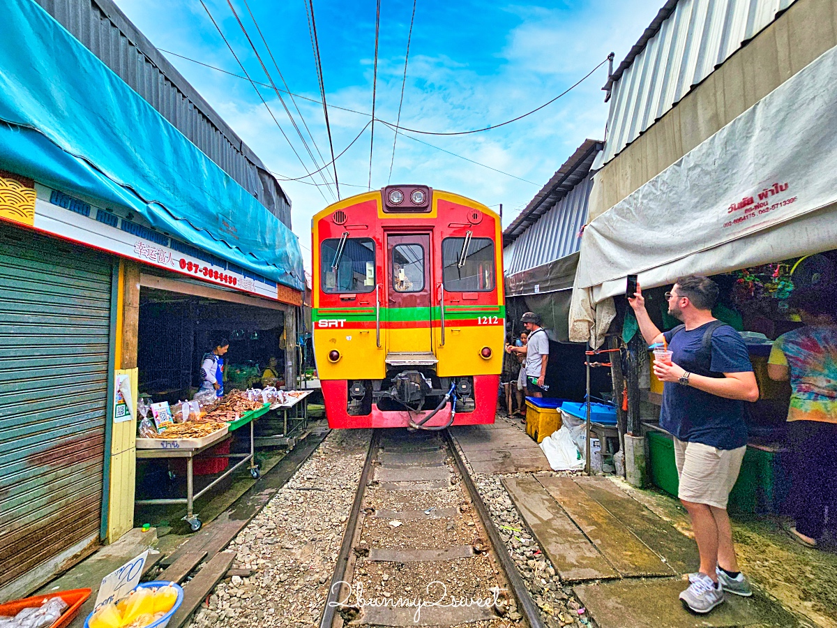 曼谷近郊景點「美功鐵道市集」傳說中的爆笑鐵支路在這裡，火車經過秒收攤的驚險市場 @兔兒毛毛姊妹花