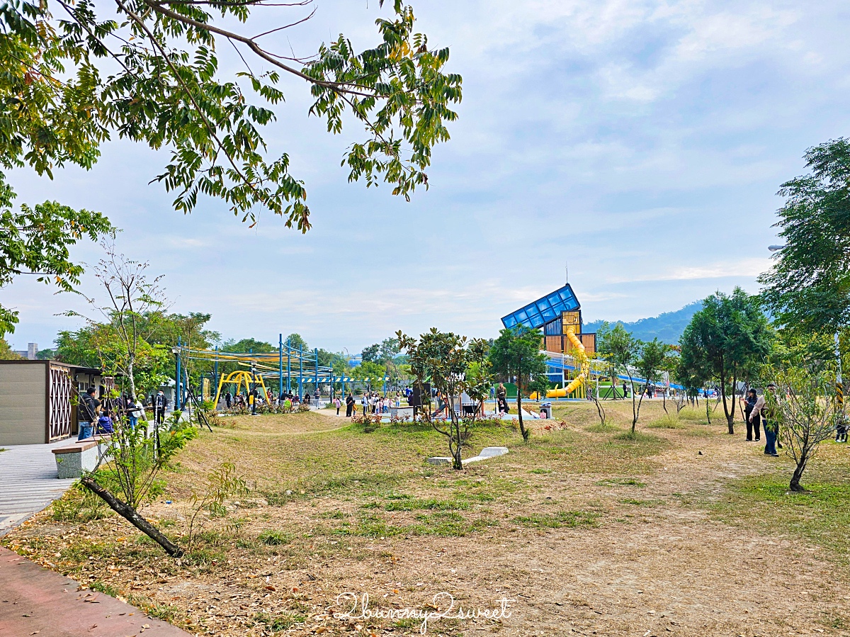 南投特色公園「草屯酷比親子運動公園」三層樓高貨櫃溜滑梯、超嗨旋轉翹翹板～好玩又放電 @兔兒毛毛姊妹花