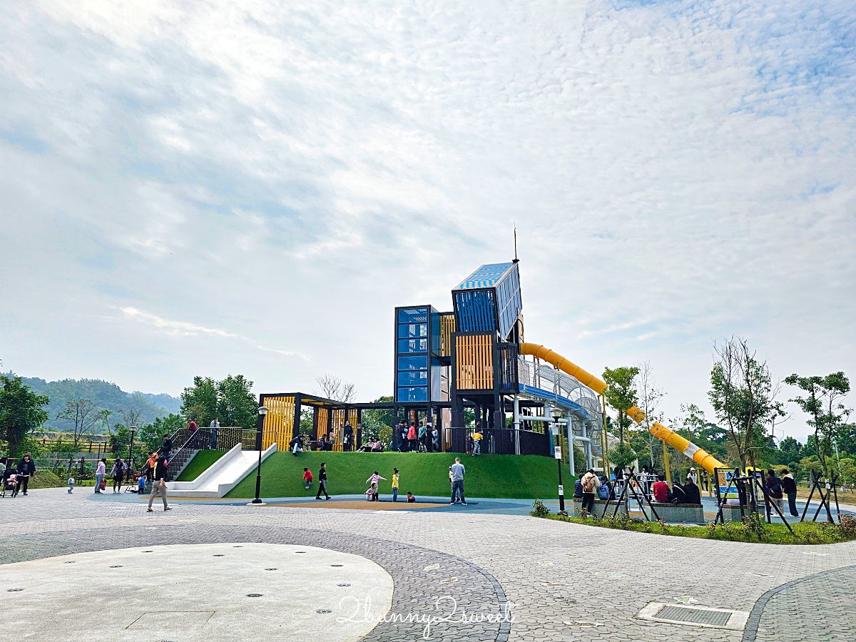 南投特色公園「草屯酷比親子運動公園」三層樓高貨櫃溜滑梯、超嗨旋轉翹翹板～好玩又放電 @兔兒毛毛姊妹花