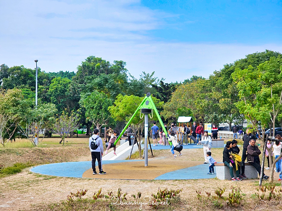 南投特色公園「草屯酷比親子運動公園」三層樓高貨櫃溜滑梯、超嗨旋轉翹翹板～好玩又放電 @兔兒毛毛姊妹花