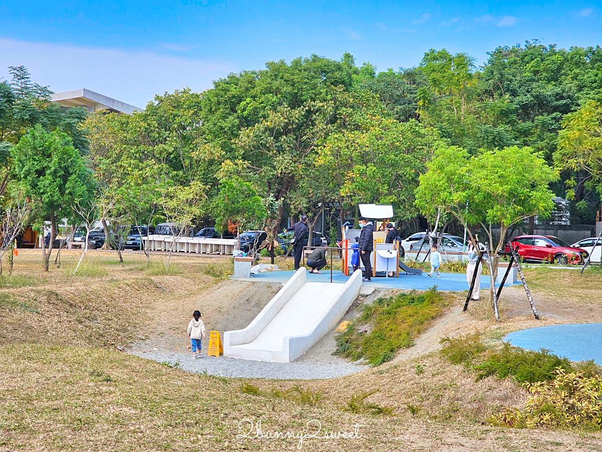 南投特色公園「草屯酷比親子運動公園」三層樓高貨櫃溜滑梯、超嗨旋轉翹翹板～好玩又放電 @兔兒毛毛姊妹花