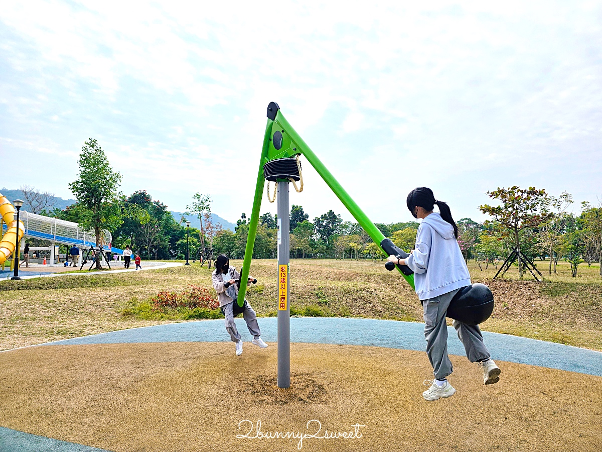 南投特色公園「草屯酷比親子運動公園」三層樓高貨櫃溜滑梯、超嗨旋轉翹翹板～好玩又放電 @兔兒毛毛姊妹花