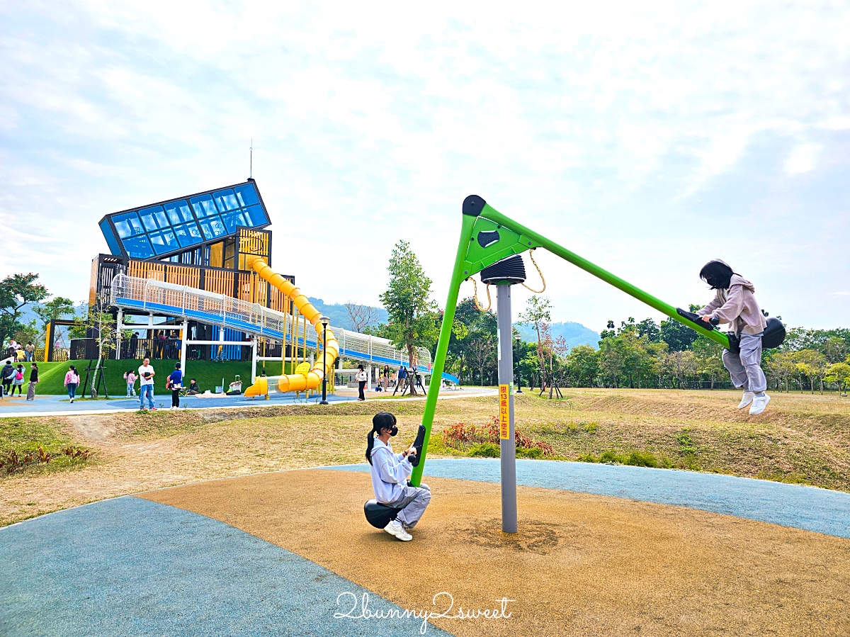 南投特色公園「草屯酷比親子運動公園」三層樓高貨櫃溜滑梯、超嗨旋轉翹翹板～好玩又放電 @兔兒毛毛姊妹花