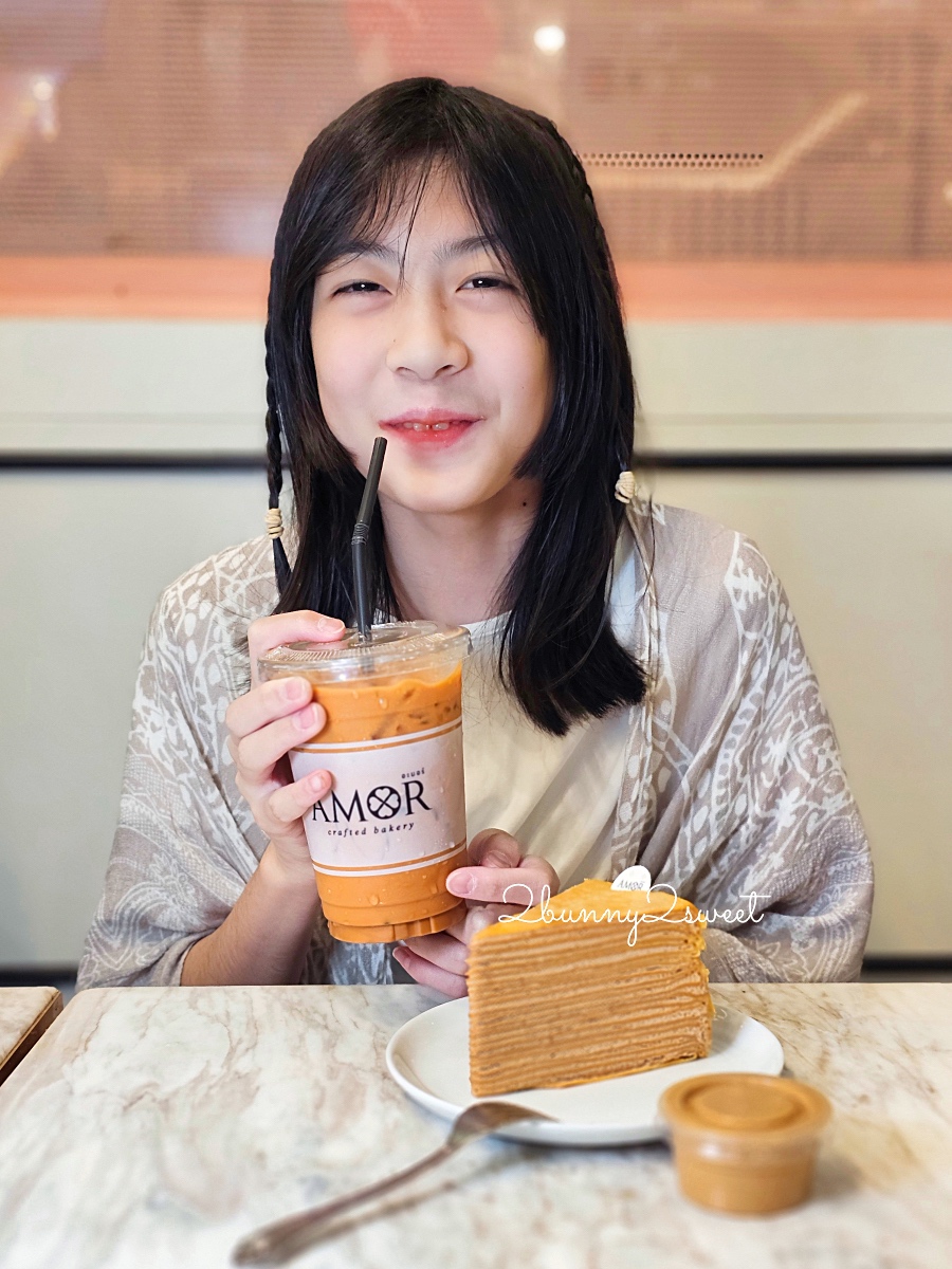 曼谷美食「AMOR Bangkok」泰國曼谷最好吃千層蛋糕，泰奶千層搭配香濃泰奶太銷魂 @兔兒毛毛姊妹花