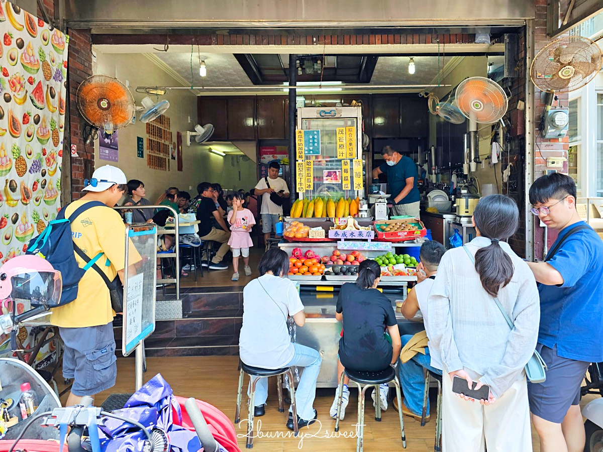 台南景點「泰成水果店」正興街老字號冰店，直接用哈密瓜當碗的浮誇冰品超吸睛 @兔兒毛毛姊妹花