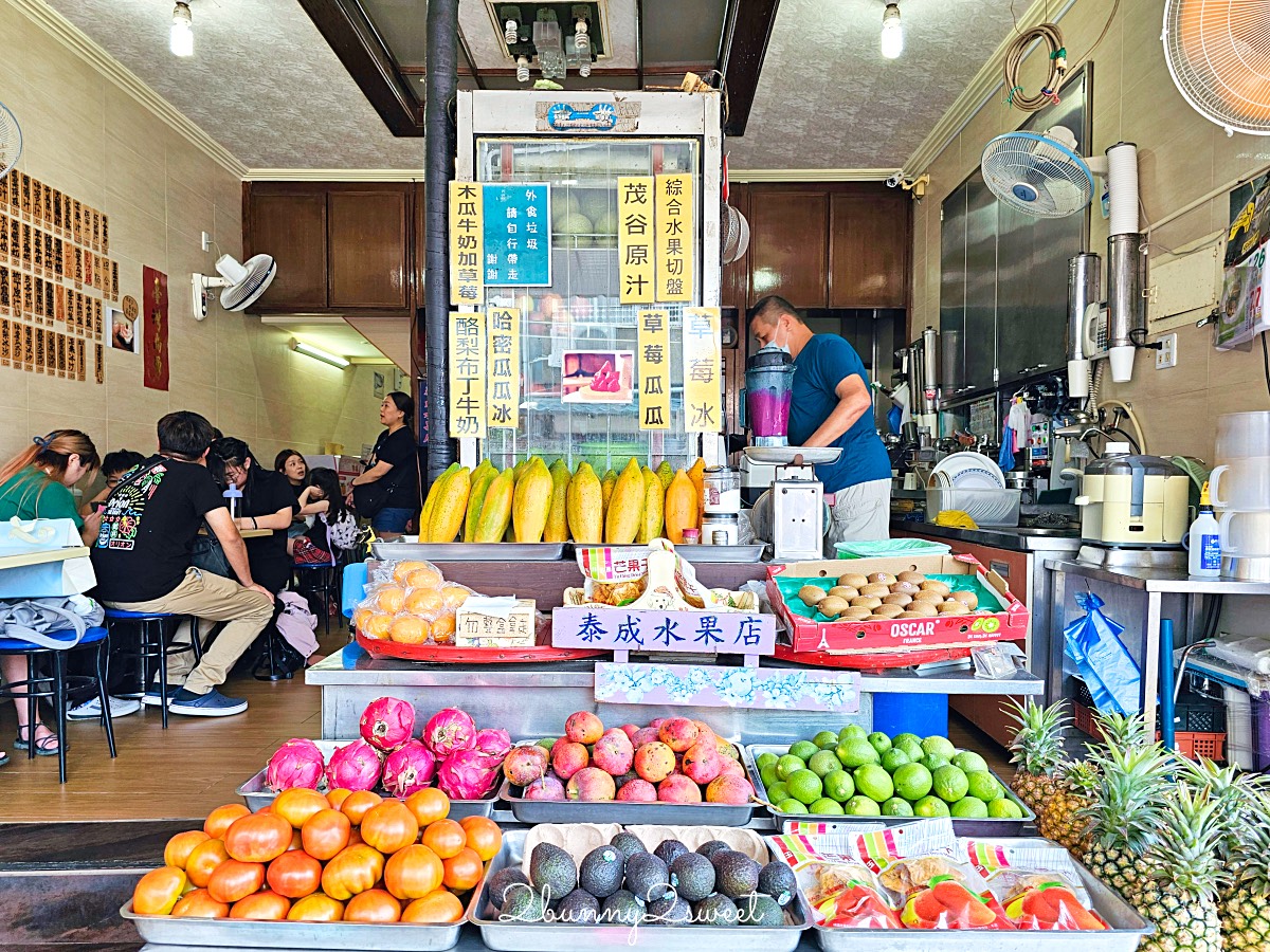 台南景點「泰成水果店」正興街老字號冰店，直接用哈密瓜當碗的浮誇冰品超吸睛 @兔兒毛毛姊妹花