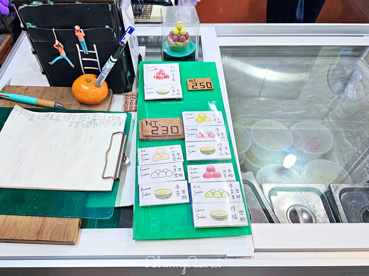 台南景點「泰成水果店」正興街老字號冰店，直接用哈密瓜當碗的浮誇冰品超吸睛 @兔兒毛毛姊妹花