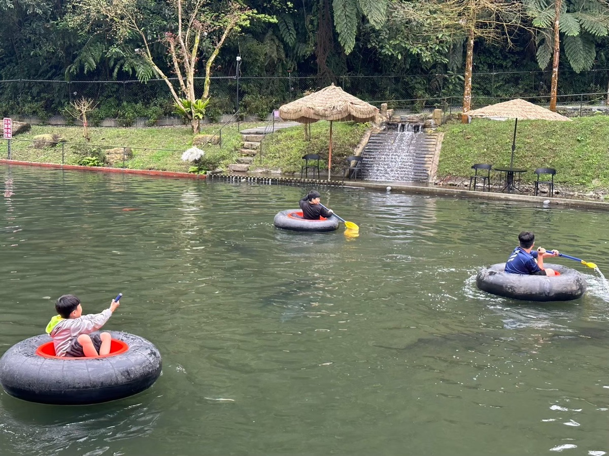 宜蘭景點「鳳梨屋水上莊園」水上鞦韆、湖畔咖啡、鳳梨泳池，也有豪華露營、度假小屋 @兔兒毛毛姊妹花