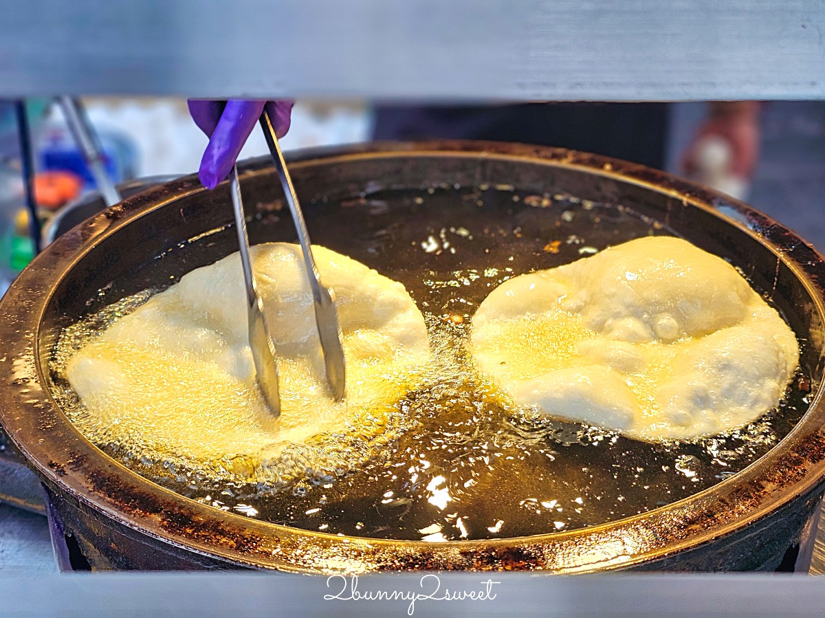 士林夜市美食｜北投炸彈蔥油餅：煎到澎成氣球的超Q口感！外酥內嫩、一咬蛋汁爆漿 @兔兒毛毛姊妹花