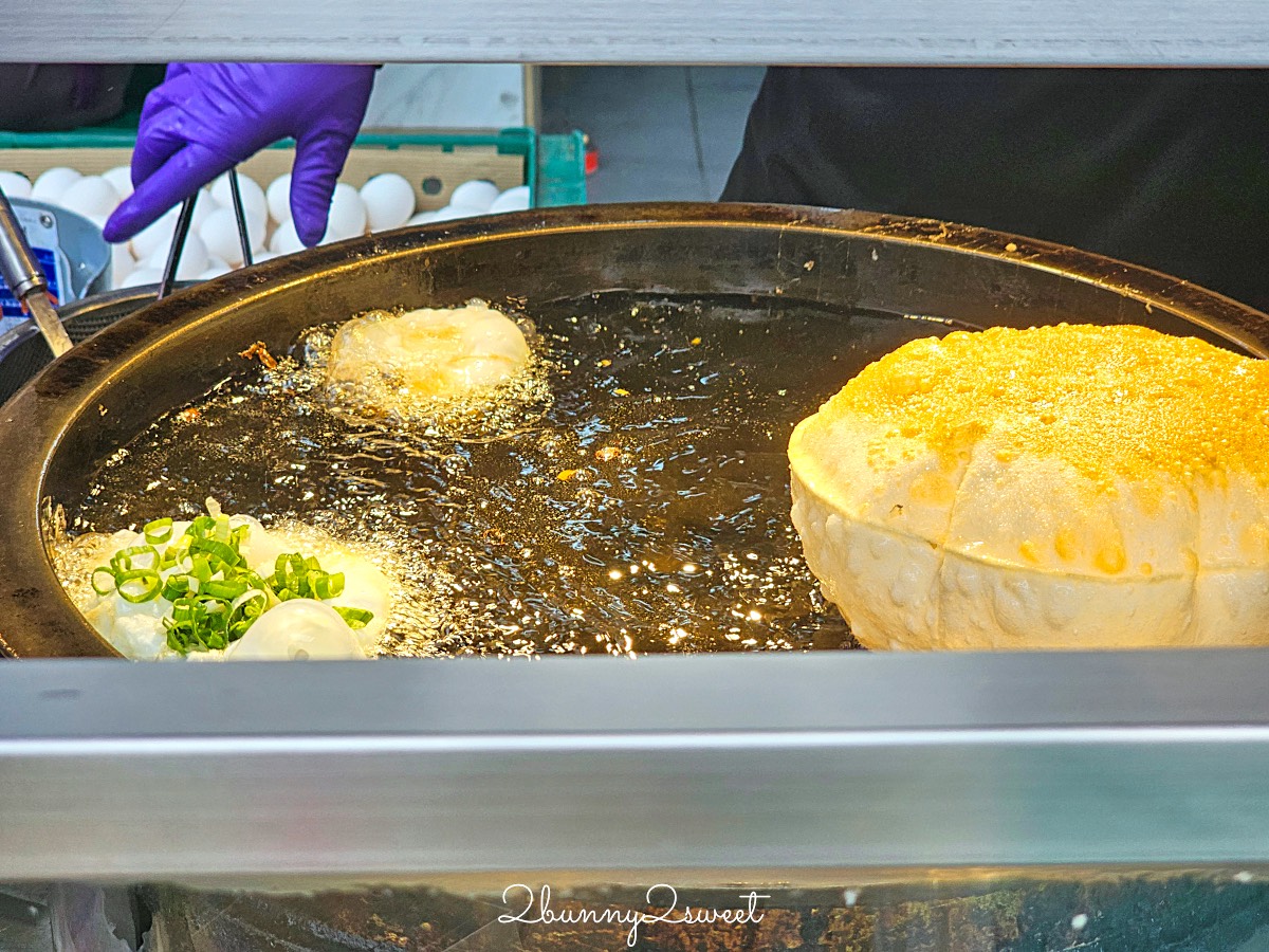 士林夜市美食｜北投炸彈蔥油餅：煎到澎成氣球的超Q口感！外酥內嫩、一咬蛋汁爆漿 @兔兒毛毛姊妹花