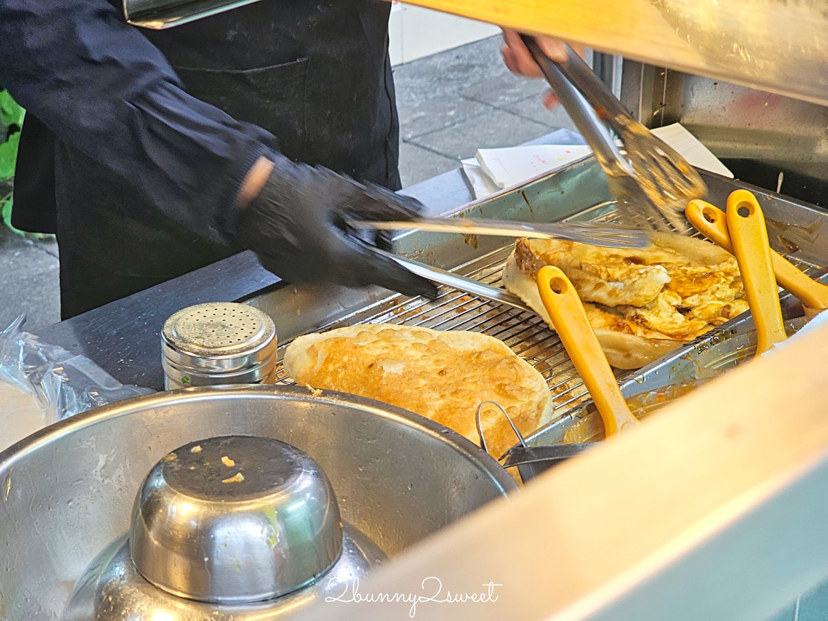 士林夜市美食｜北投炸彈蔥油餅：煎到澎成氣球的超Q口感！外酥內嫩、一咬蛋汁爆漿 @兔兒毛毛姊妹花