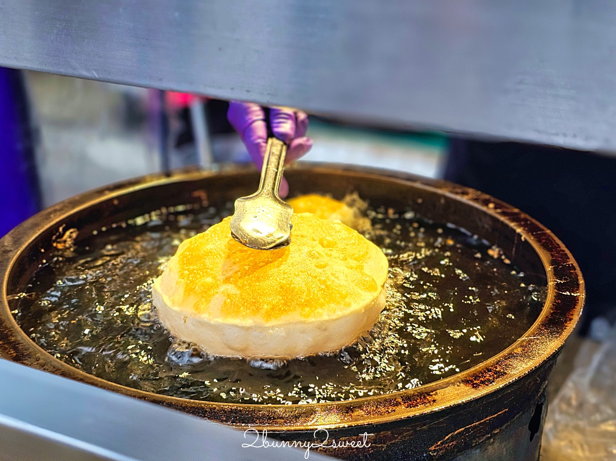 士林夜市美食｜北投炸彈蔥油餅：煎到澎成氣球的超Q口感！外酥內嫩、一咬蛋汁爆漿 @兔兒毛毛姊妹花