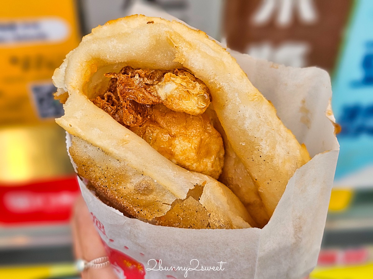 士林夜市美食｜北投炸彈蔥油餅：煎到澎成氣球的超Q口感！外酥內嫩、一咬蛋汁爆漿 @兔兒毛毛姊妹花