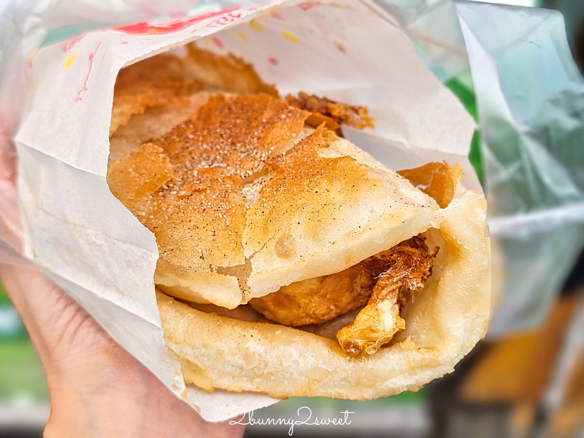 士林夜市美食｜北投炸彈蔥油餅：煎到澎成氣球的超Q口感！外酥內嫩、一咬蛋汁爆漿 @兔兒毛毛姊妹花