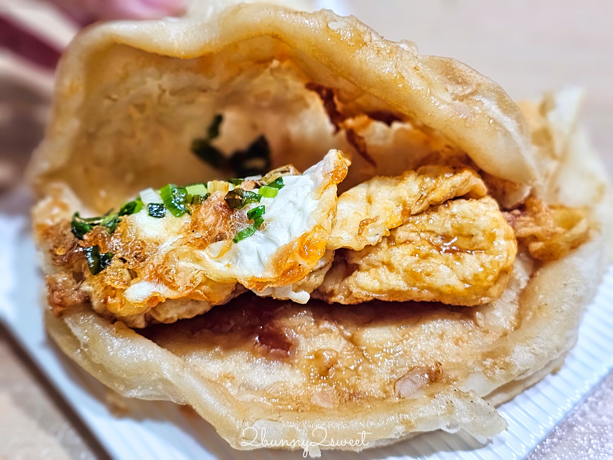 士林夜市美食｜北投炸彈蔥油餅：煎到澎成氣球的超Q口感！外酥內嫩、一咬蛋汁爆漿 @兔兒毛毛姊妹花