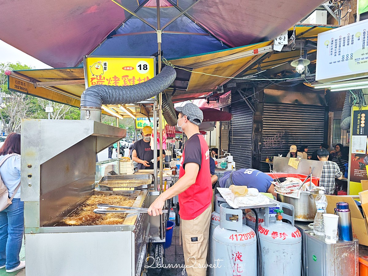 士林夜市美食推薦｜家鄉碳烤雞排士林店：炭香濃郁、獨門醬汁超涮嘴，劍潭站必吃排隊美食 @兔兒毛毛姊妹花
