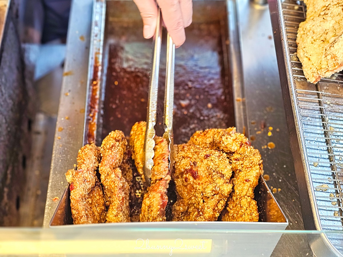 士林夜市美食推薦｜家鄉碳烤雞排士林店：炭香濃郁、獨門醬汁超涮嘴，劍潭站必吃排隊美食 @兔兒毛毛姊妹花