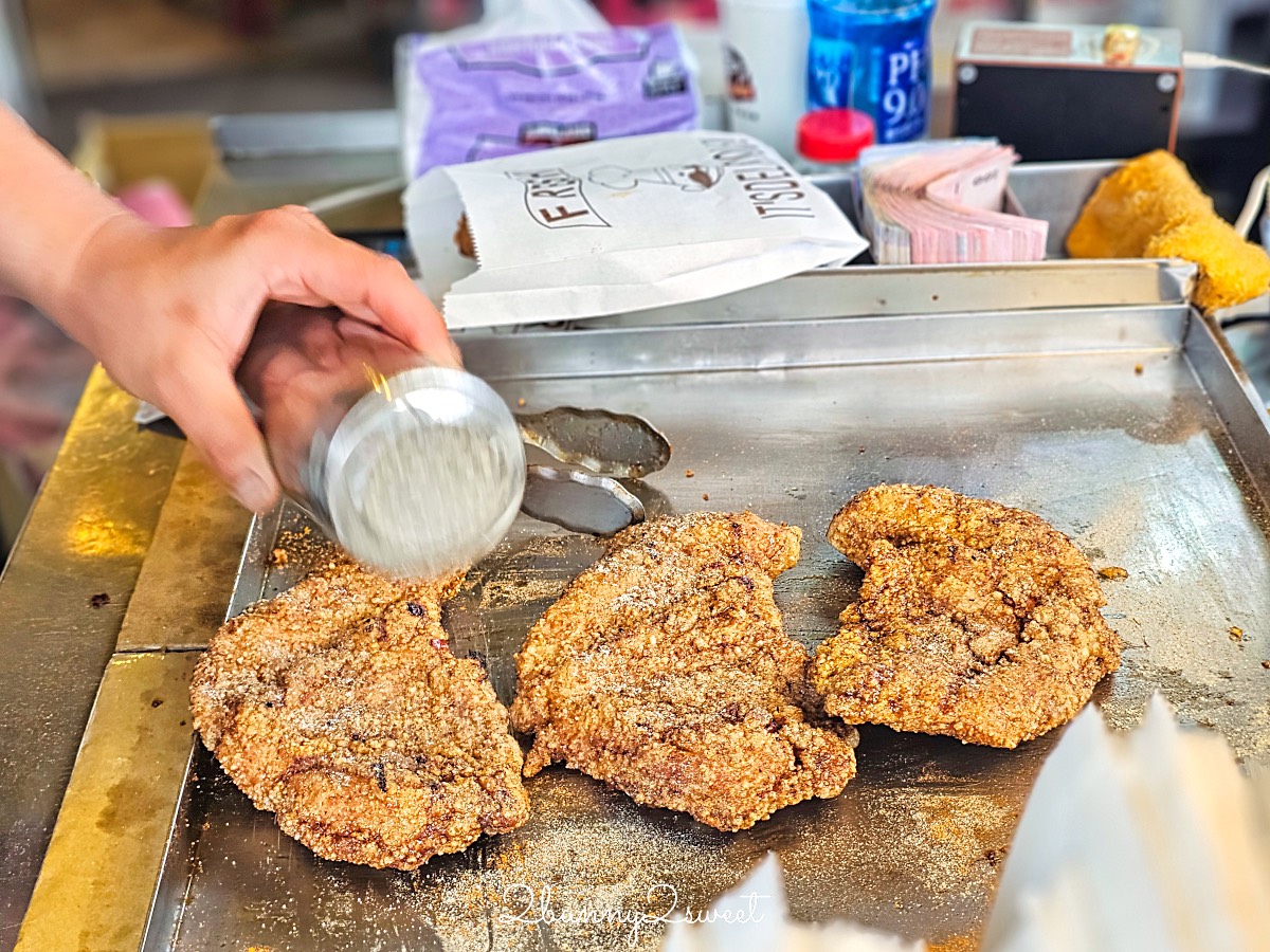 士林夜市美食推薦｜家鄉碳烤雞排士林店：炭香濃郁、獨門醬汁超涮嘴，劍潭站必吃排隊美食 @兔兒毛毛姊妹花