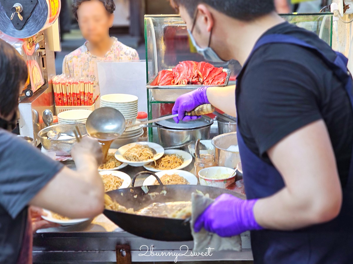 台南美食「黃家鱔魚意麵」國華街永樂市場必吃，排隊排翻也要吃100元鱔魚意麵 @兔兒毛毛姊妹花