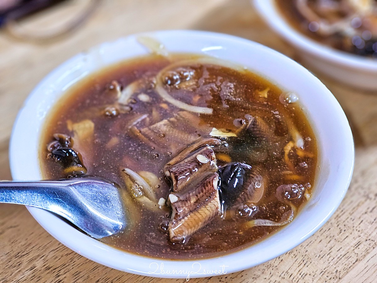 台南美食「黃家鱔魚意麵」國華街永樂市場必吃，排隊排翻也要吃100元鱔魚意麵 @兔兒毛毛姊妹花