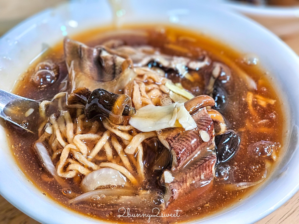 台南美食「黃家鱔魚意麵」國華街永樂市場必吃，排隊排翻也要吃100元鱔魚意麵 @兔兒毛毛姊妹花