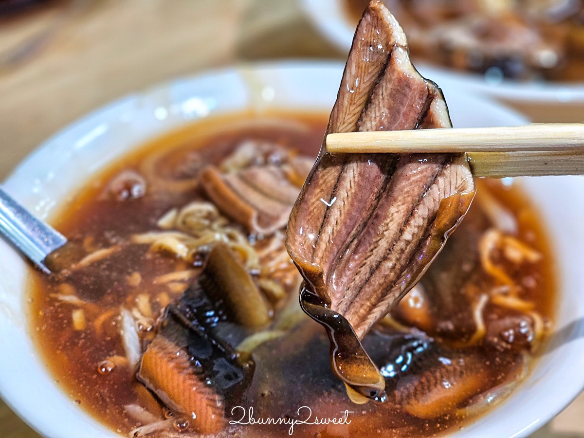 台南美食「黃家鱔魚意麵」國華街永樂市場必吃，排隊排翻也要吃100元鱔魚意麵 @兔兒毛毛姊妹花