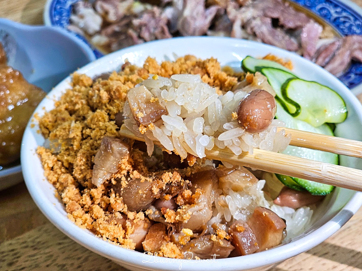 台南美食「黃家鱔魚意麵」國華街永樂市場必吃，排隊排翻也要吃100元鱔魚意麵 @兔兒毛毛姊妹花