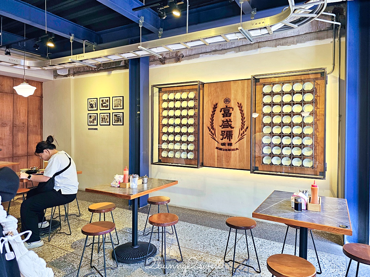 台南美食「富盛號碗粿」國華街70年老店，全新文青用餐空間有冷氣超舒適 @兔兒毛毛姊妹花