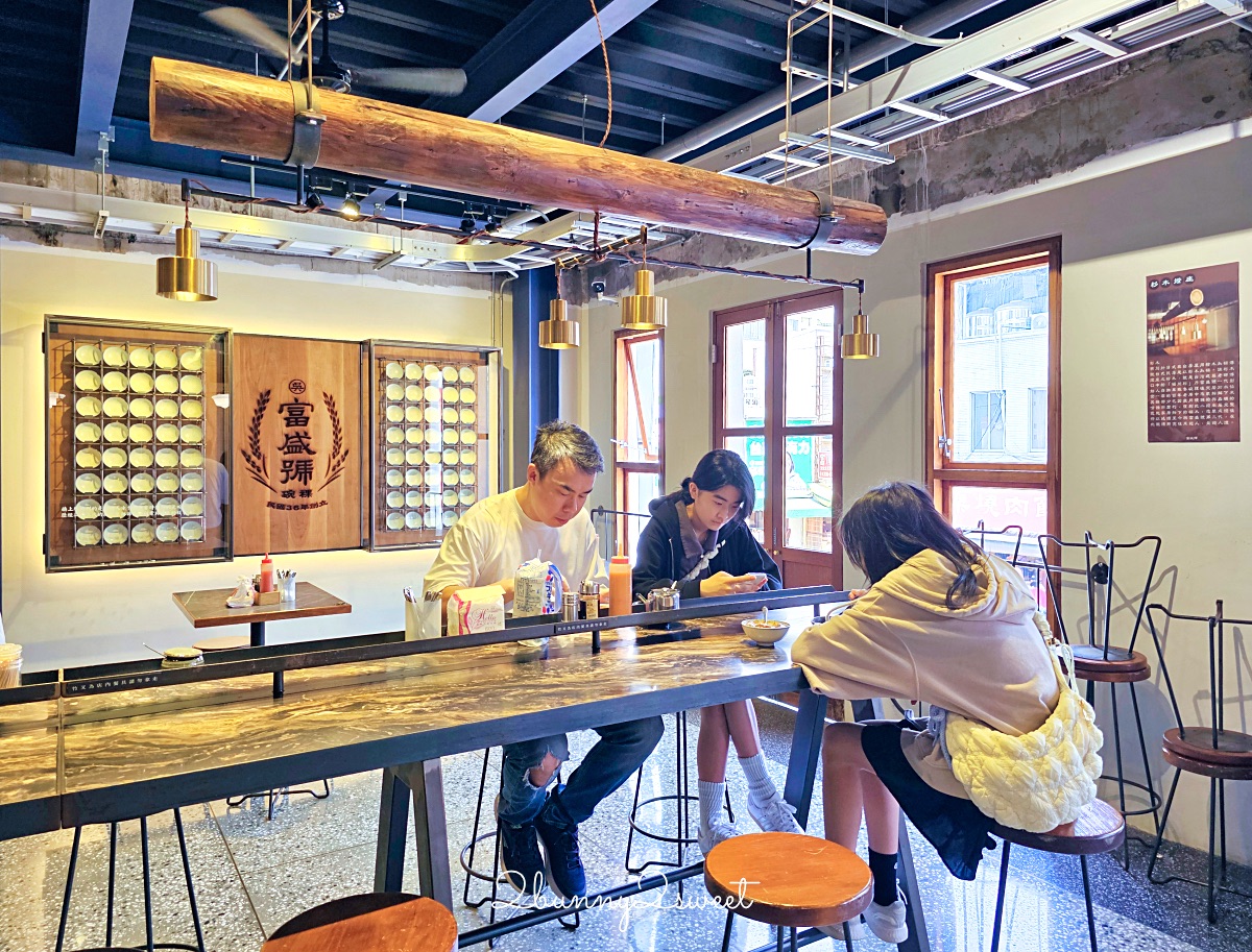 台南美食「富盛號碗粿」國華街70年老店，全新文青用餐空間有冷氣超舒適 @兔兒毛毛姊妹花
