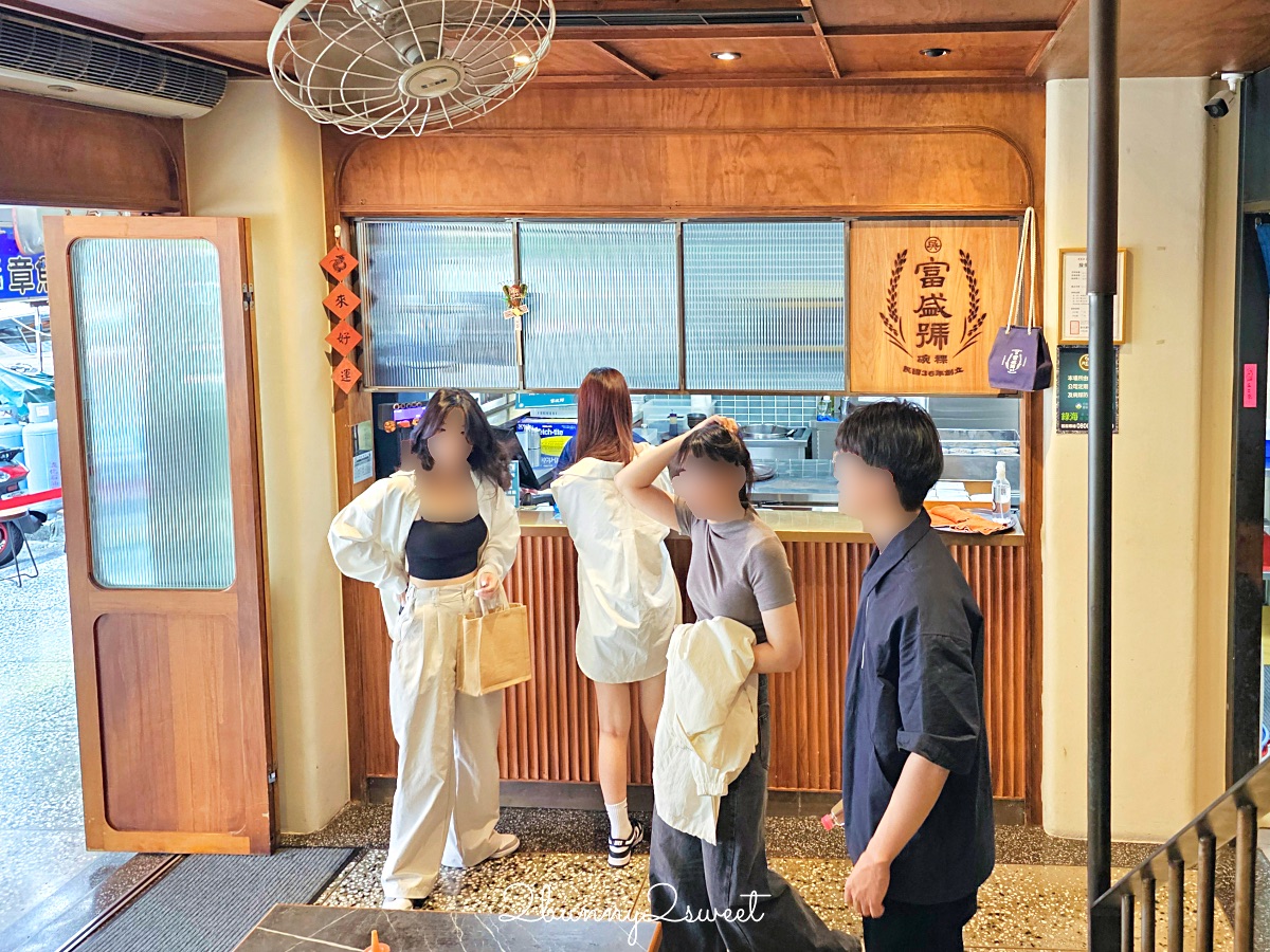 台南美食「富盛號碗粿」國華街70年老店，全新文青用餐空間有冷氣超舒適 @兔兒毛毛姊妹花
