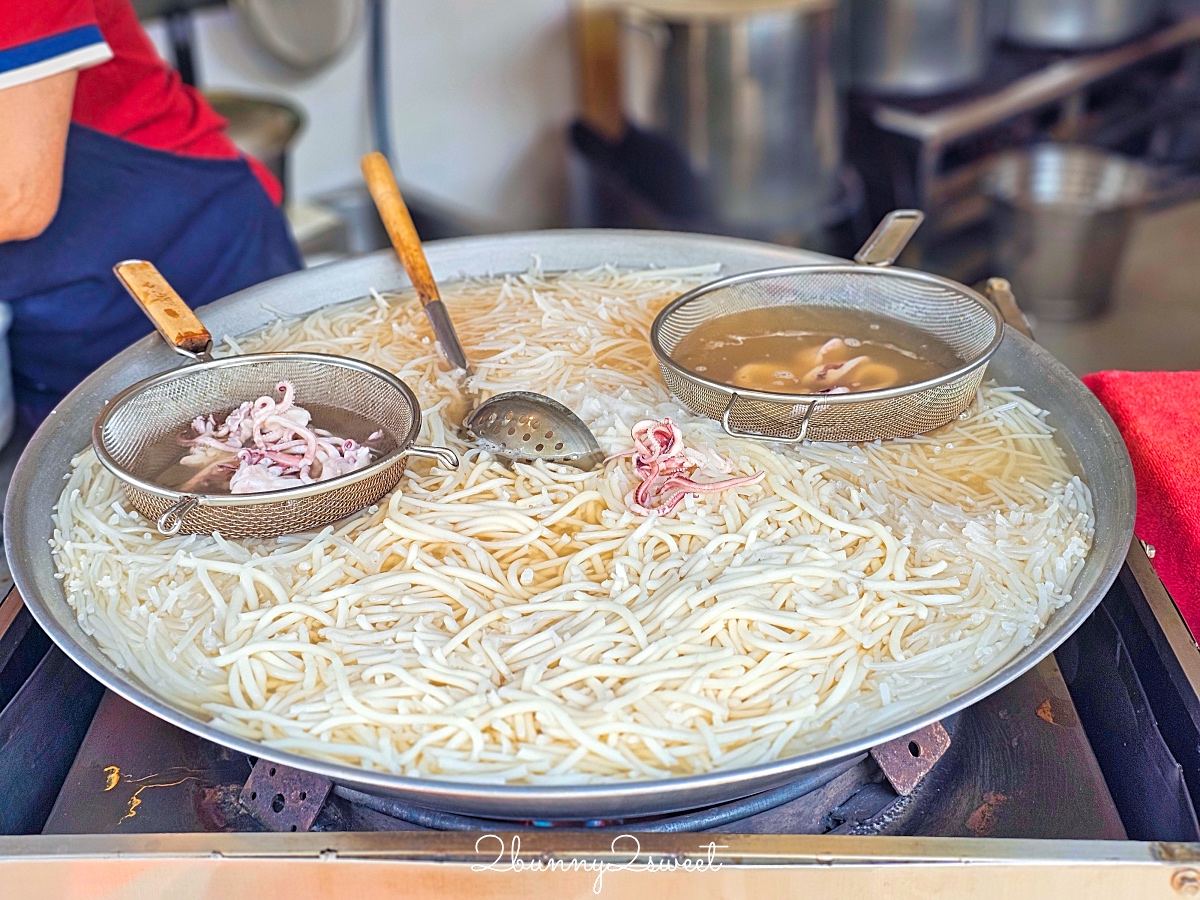 台南美食「邱家小卷米粉」國華街超人氣排隊小吃，小卷嫩湯頭鮮超好吃 @兔兒毛毛姊妹花