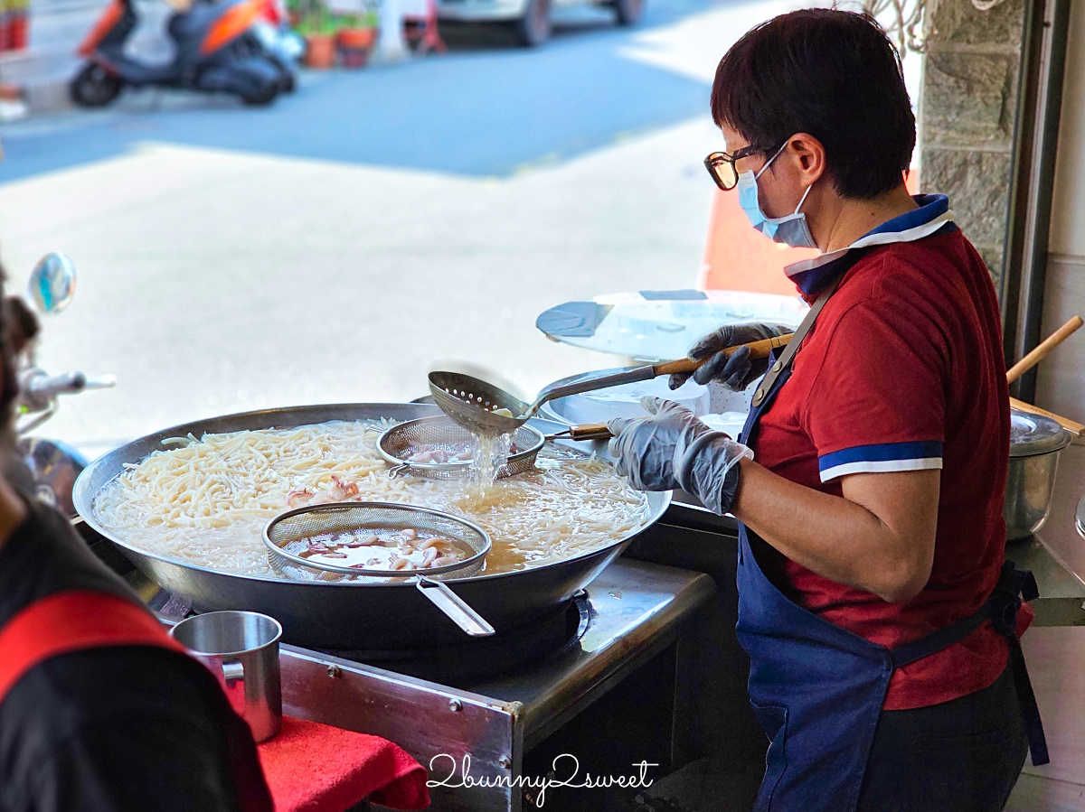 台南美食「邱家小卷米粉」國華街超人氣排隊小吃，小卷嫩湯頭鮮超好吃 @兔兒毛毛姊妹花