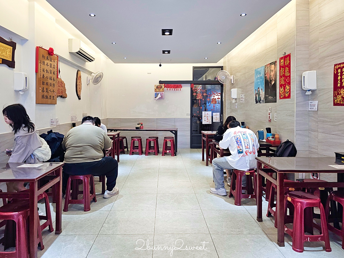 台南美食「邱家小卷米粉」國華街超人氣排隊小吃，小卷嫩湯頭鮮超好吃 @兔兒毛毛姊妹花