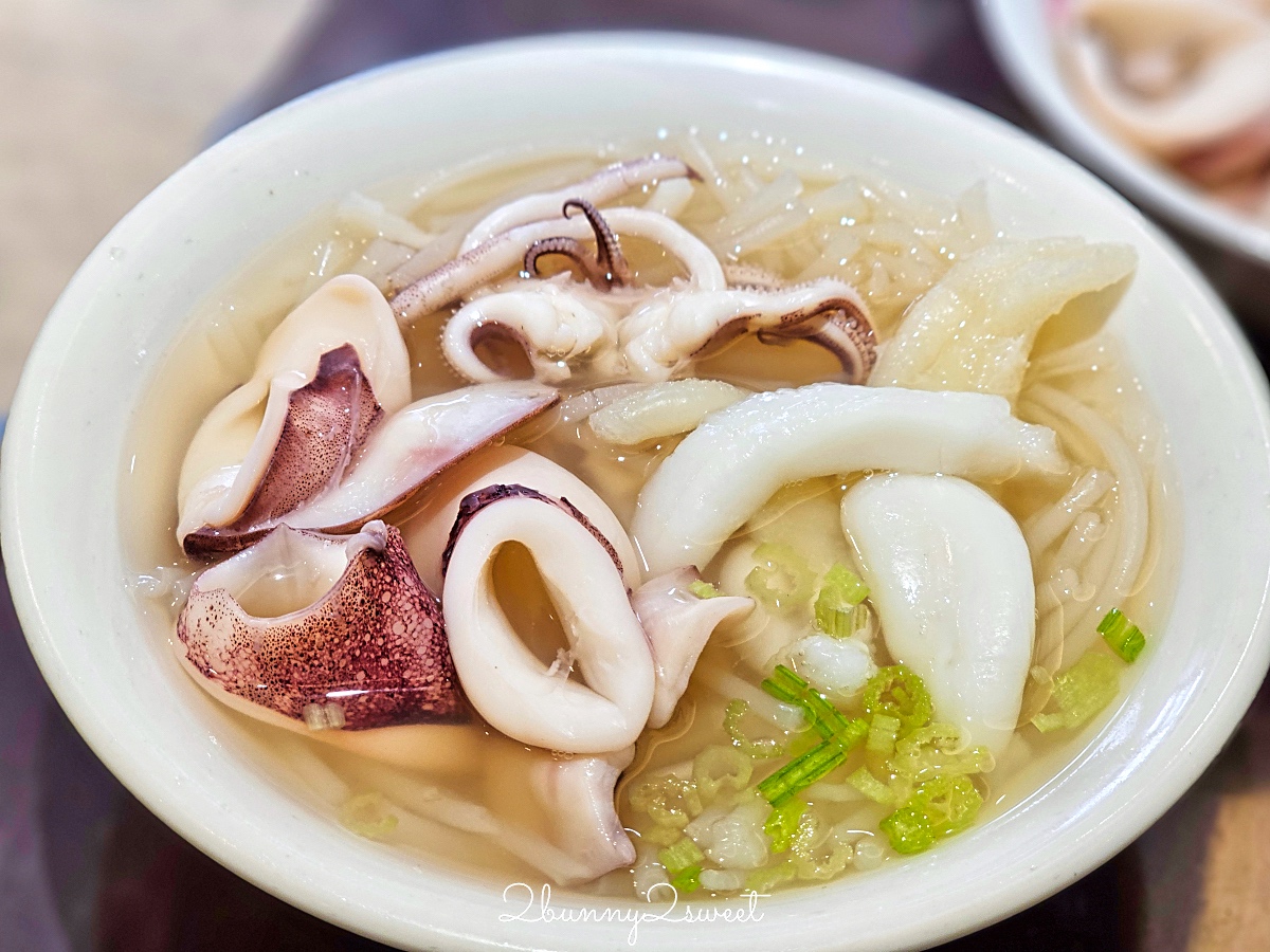 台南美食「邱家小卷米粉」國華街超人氣排隊小吃，小卷嫩湯頭鮮超好吃 @兔兒毛毛姊妹花