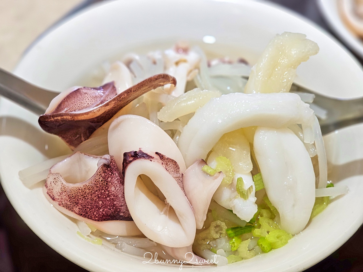 台南美食「邱家小卷米粉」國華街超人氣排隊小吃，小卷嫩湯頭鮮超好吃 @兔兒毛毛姊妹花