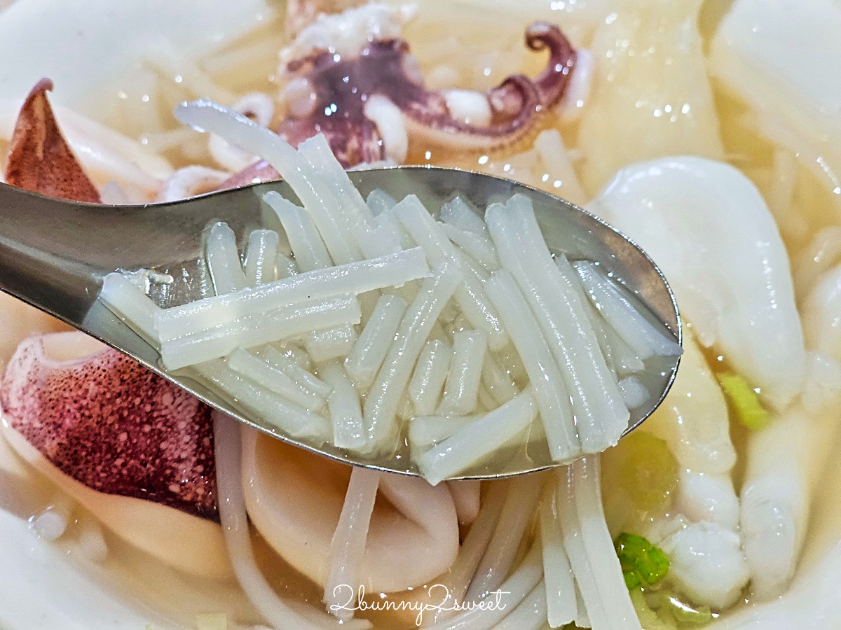 台南美食「邱家小卷米粉」國華街超人氣排隊小吃，小卷嫩湯頭鮮超好吃 @兔兒毛毛姊妹花