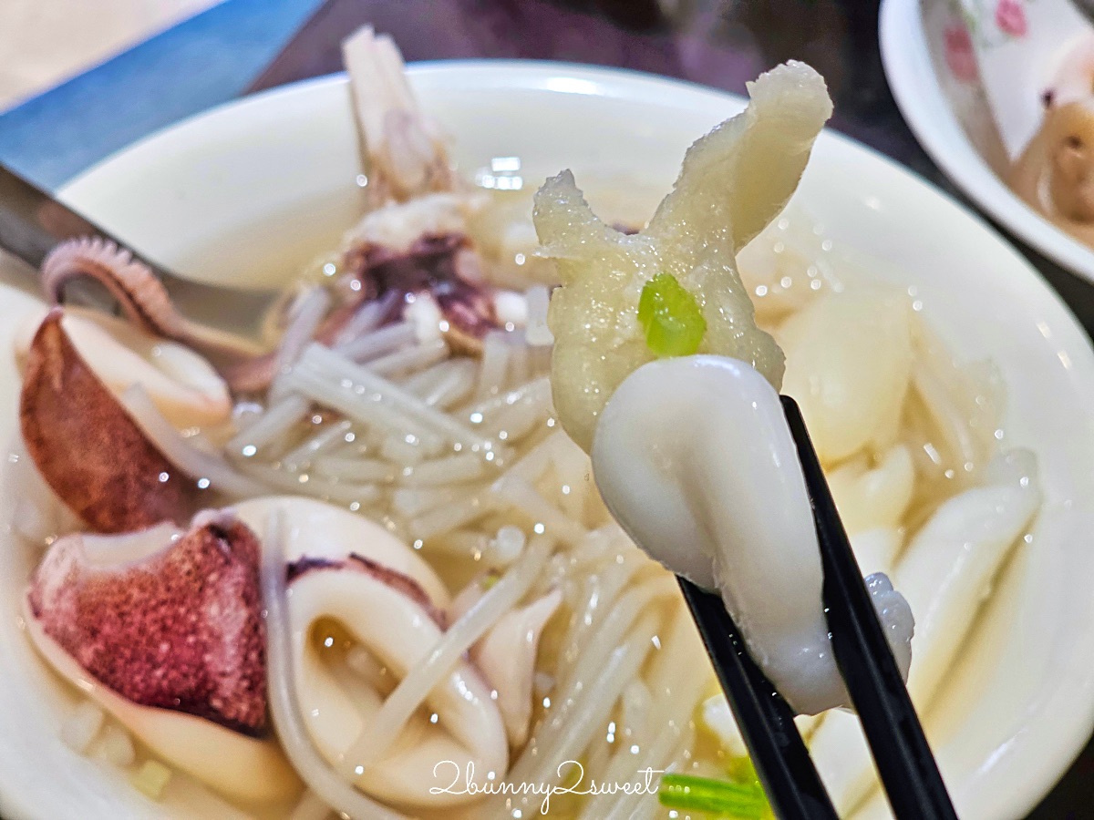 台南美食「邱家小卷米粉」國華街超人氣排隊小吃，小卷嫩湯頭鮮超好吃 @兔兒毛毛姊妹花