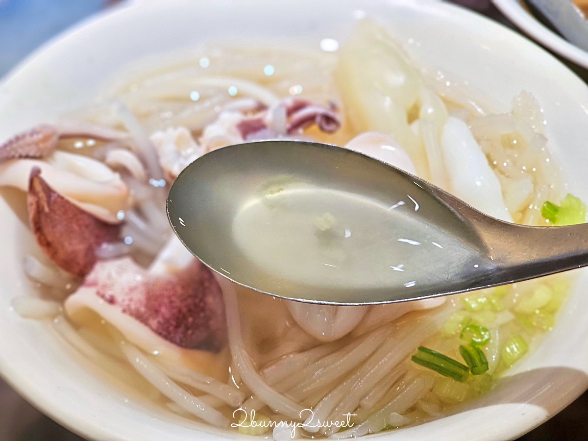 台南美食「邱家小卷米粉」國華街超人氣排隊小吃，小卷嫩湯頭鮮超好吃 @兔兒毛毛姊妹花